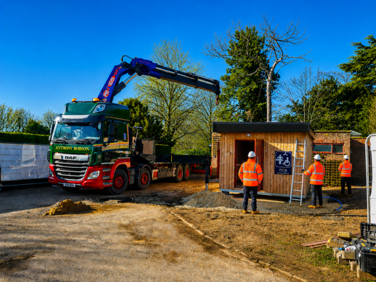 8 Wheeler Rigid Hiab PM65TM lifting cabin